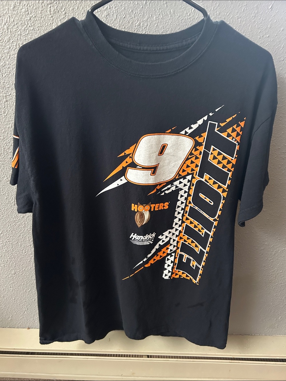 Hooters Men’s Short Sleeve Racing Graphic Tee in Black/Orange